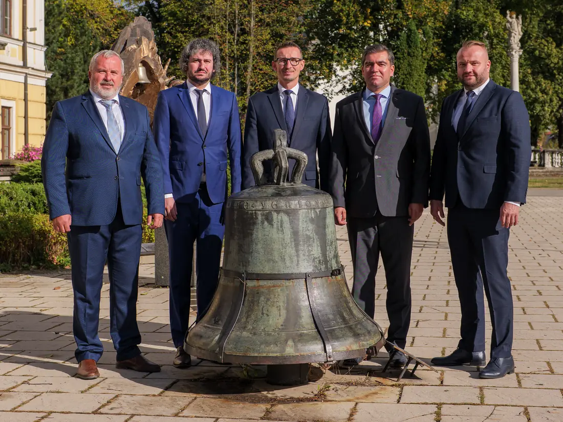 Dávid Demečko s tímom pri zvone v Spišskej Novej Vsi